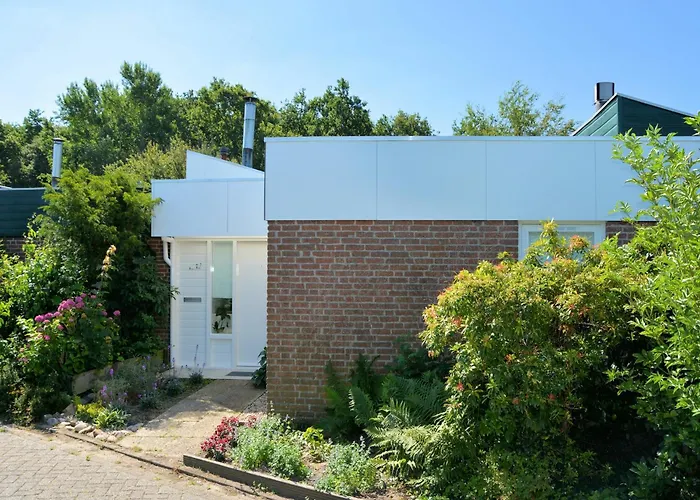 Ferienhaus Charming Garden Retreat